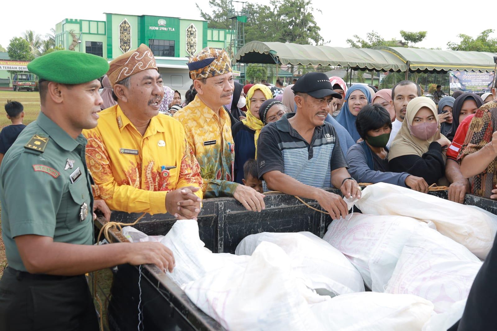Kegiatan pasar murah yang dilaksanakan di markas Kodim 1009/TLA. Foto: Dok. Diskominfo for lenterakalimantan.com