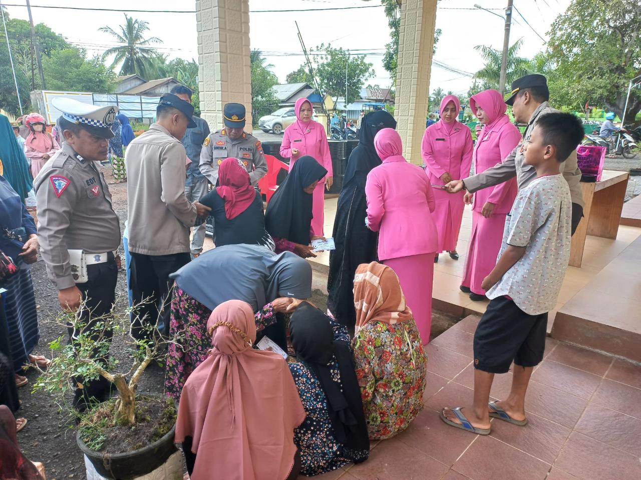 Kapolsek Jorong AKP Andik Aryanto bersama Ibu bhayangkari membagikan santunan. Foto: Fra-Lenterakalimantan