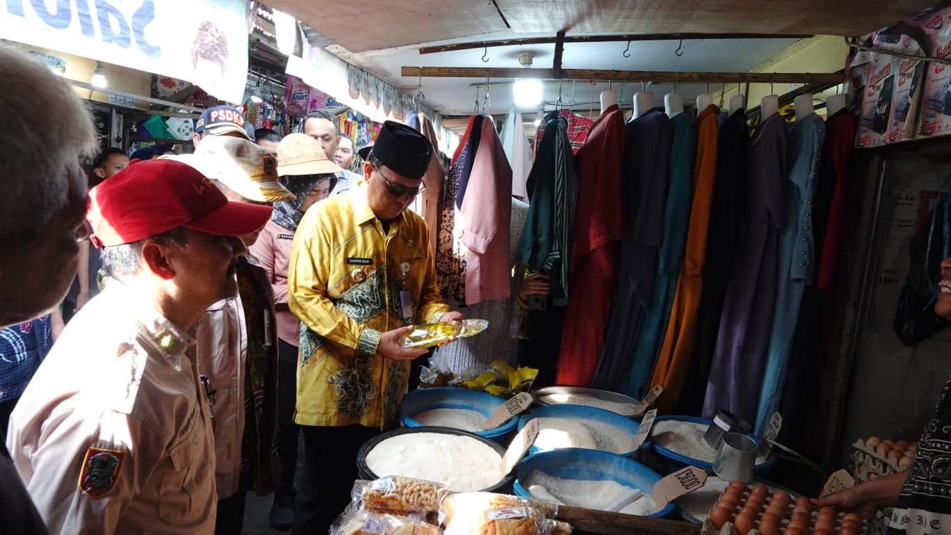 ubernur Kalimantan Selatan, Sahbirin Noor atau Paman Birin memantau perkembangan harga bahan pokok di Pasar Tradisional Kalindo Raya Jalan Belitung Darat Kecamatan Banjarmasin Barat, Kota Banjarmasin, Jumat (14/04) pagi. Foto: Alfian-LK
