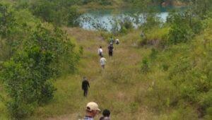 Tim ukur dari BPN menuju titik lokasi dilahan bekas tambang batu bara