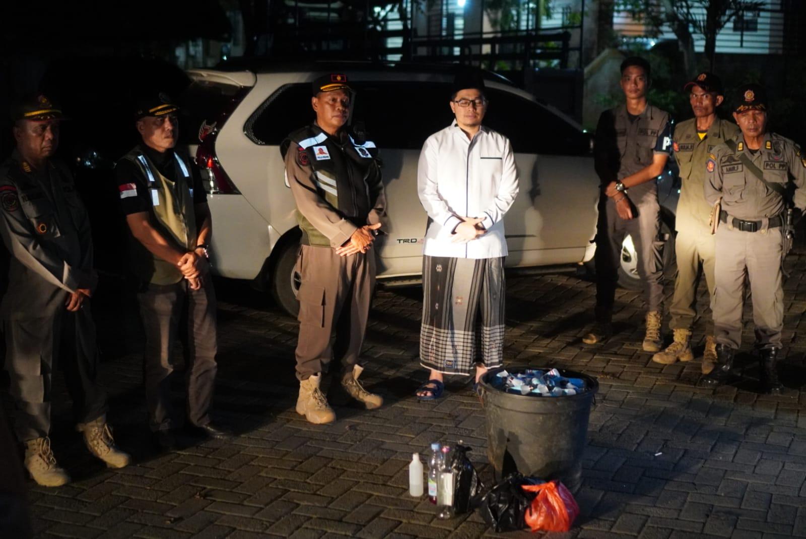 Bupati HST H Aulia Oktafiandi bersama Satpol PP dan Damkar HST saat mengamankan ratusan botol alkohol dan miras. Foto: Dayat-lk