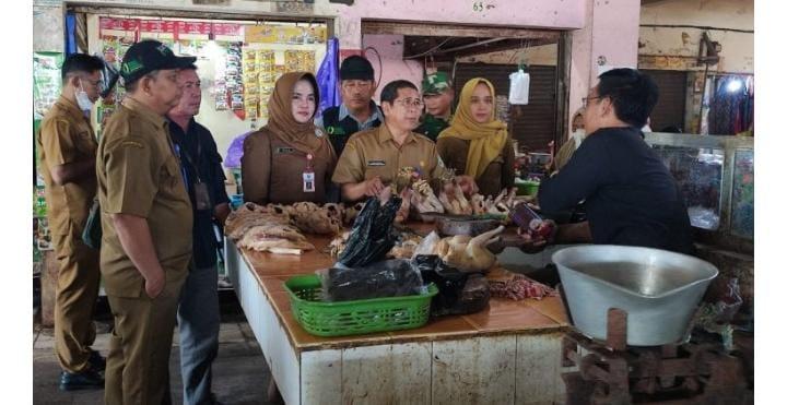 Tim Satgas Pangan dan Tim Pengendalian Inflasi Daerah (TPID) Kabupaten Banjar lakukan pantauan harga dan ketersediaan stok pangan di Pasar Kertak Hanyar, Kecamatan Kertak Hanyar Selasa (18/4/2023) pagi. Foto: Dok. Diskominfo Banjar