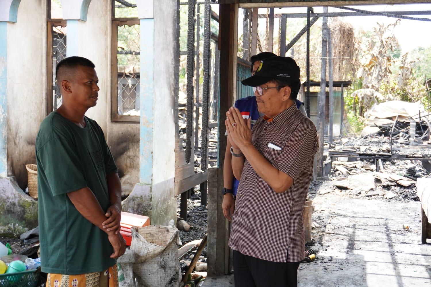 Wakil Bupati HST H Mansyah Saberi menemui korban kebakaran di Desa Buluan (Foto Eddy For LK)