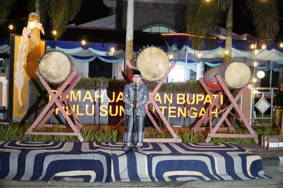 Bupati HST H Aulia Oktafiandi saat menyampaikan sambutan pada kegiatan malam takbiran dan pawai keliling Kota Barabai. Foto: Diskominfo for lentera