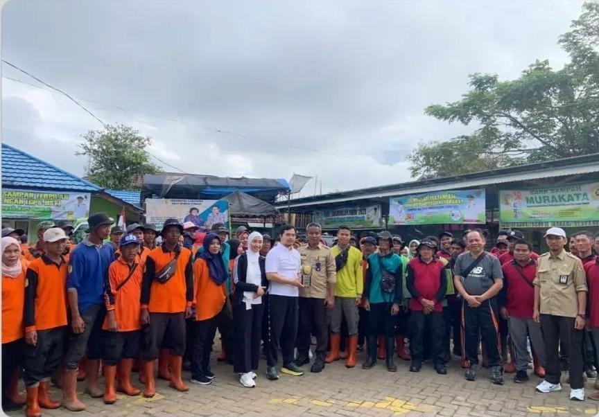 BBupati HST H Aulia Oktafiandi saat memberikan apresiasi kepada para petugas kebersihan DLHP HST. (Foto Istimewa For LK))