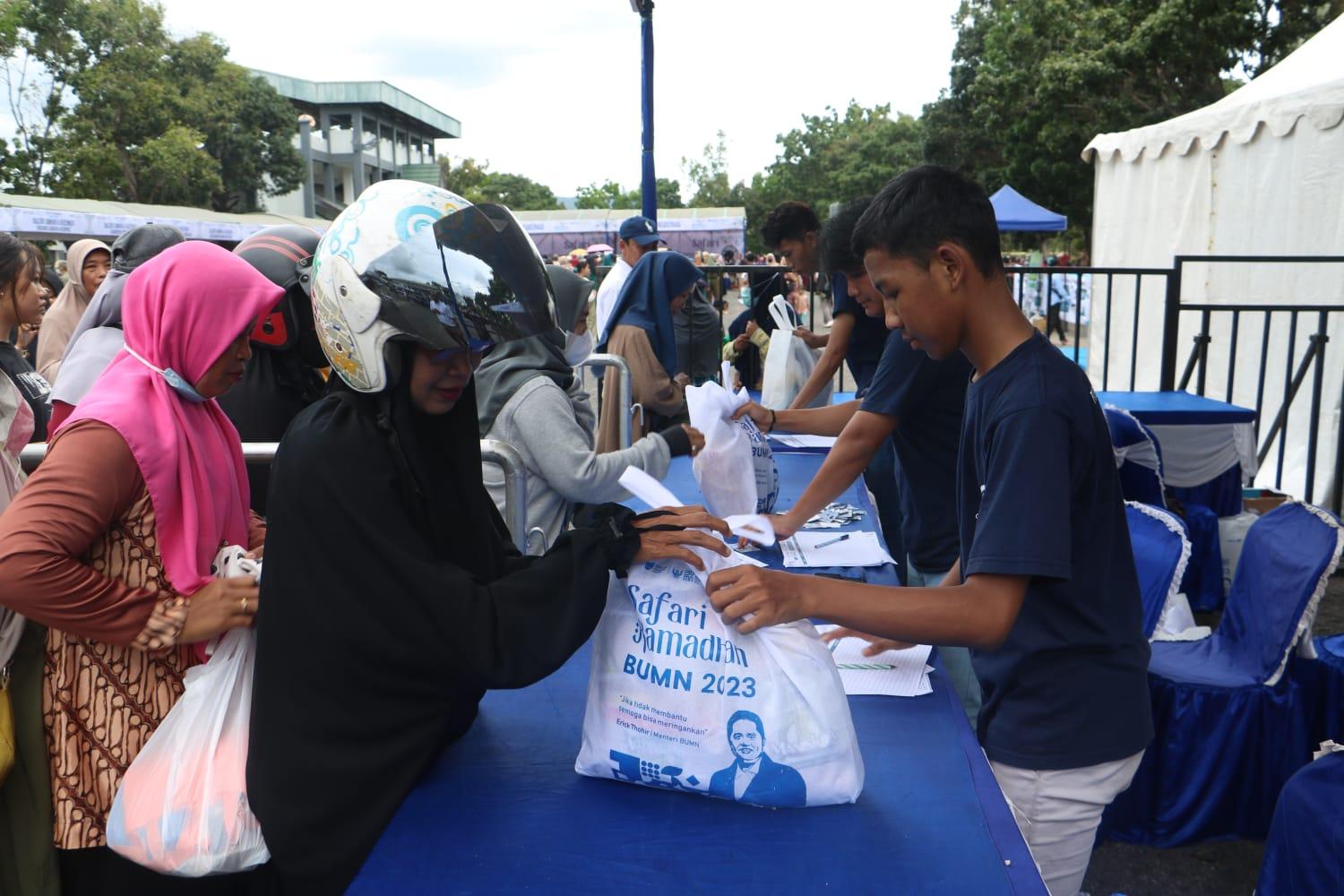 Teks Photo kegiatan bazar sembako murah oleh BUMN , Stakeholder dan UMKM di Tanah Laut. Jumat ( 14/4/2023). ( Dok Diskominfo for lenteraKaliamantan.com)