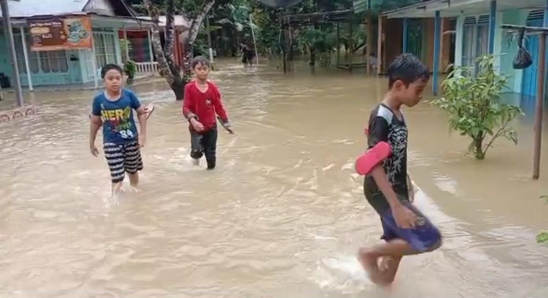 Banjir di Kelurahan Batu Piring kecamatan Parsel, di kiri jalan arah pasar/ kiri fortal trun ke bawah.