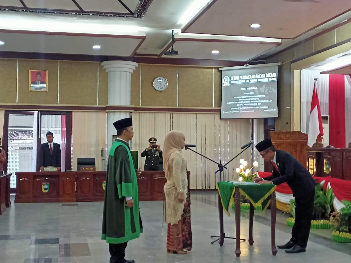 Kegiatan Rapat Paripurna dengan agenda peresmian pemberhentian dan pengangkatan Pengganti Antar Waktu (PAW) anggota DPRD. Foto-lenterakalimantan.com/Asep