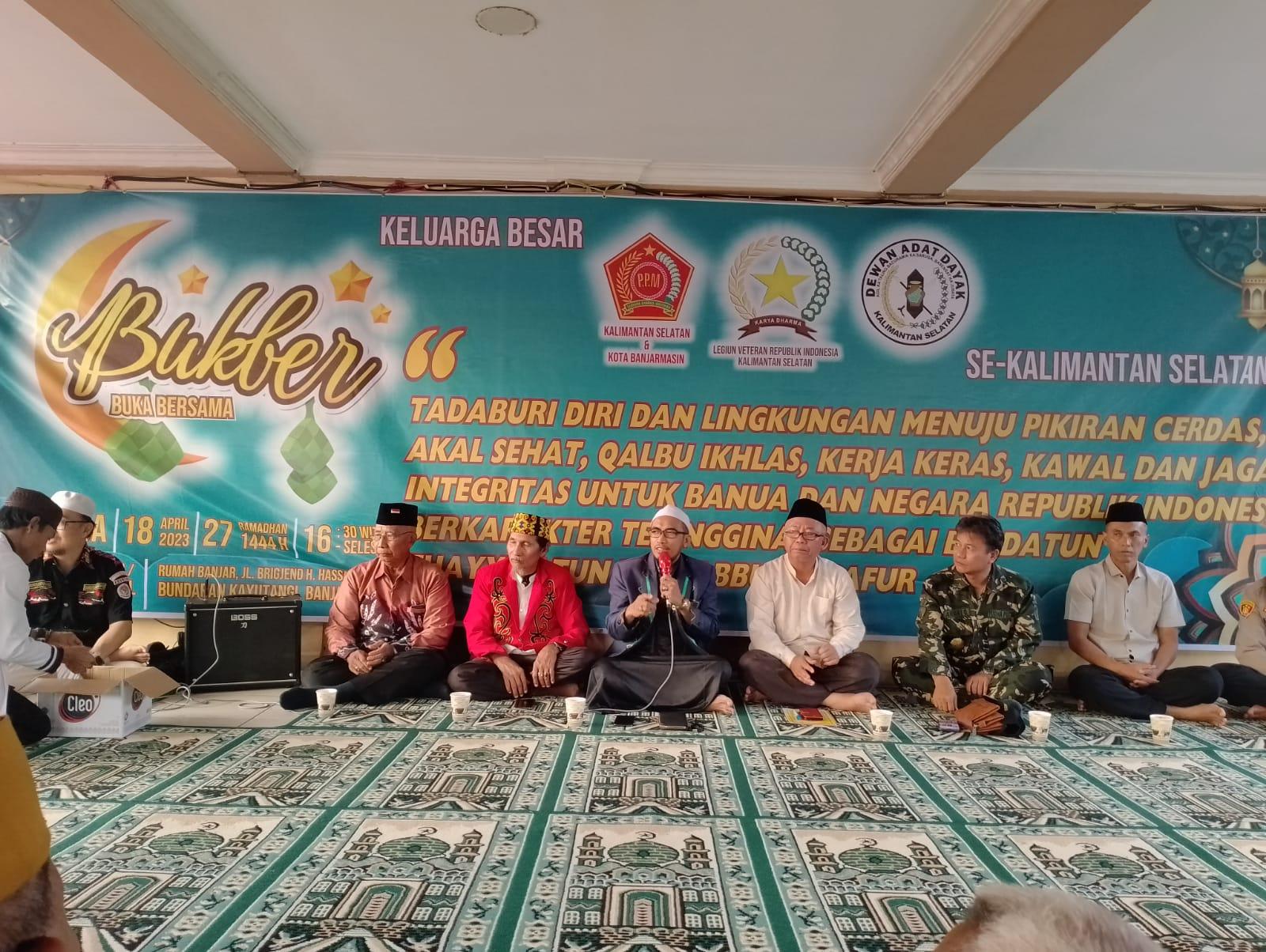 Keluarga Besar Legiun Veteran Republik Indonesia (LVRI), Pengurus Daerah Pemuda Panca Marga (PD PPM) dan Dewan Adat Dayak (DAD) Provinsi Kalimantan Selatan (Kalsel), melaksanakan silaturahmi dan buka puasa bersama di Rumah Banjar Jalan Brigjen Hasan Basri Kayutangi Banjarmasin, Selasa (18/04) Foto Salman For LK