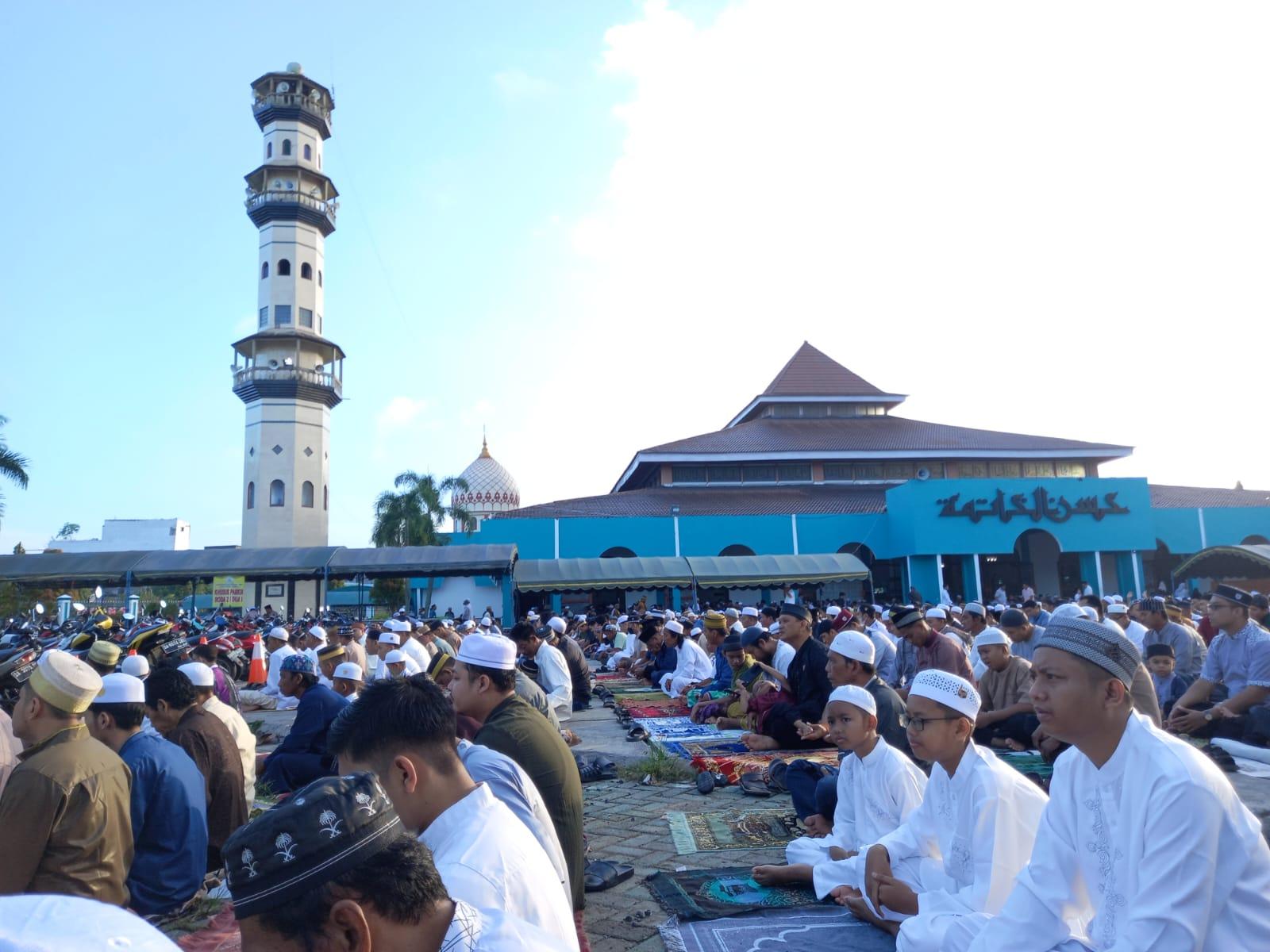Sholat Idul Fitri ,namun ada sebagian umat muslim yang sudah melaksanakan sholat Iid di hari Jumat kemarin . Sabtu pagi ( 22/4/23). Foto Putri For LK
