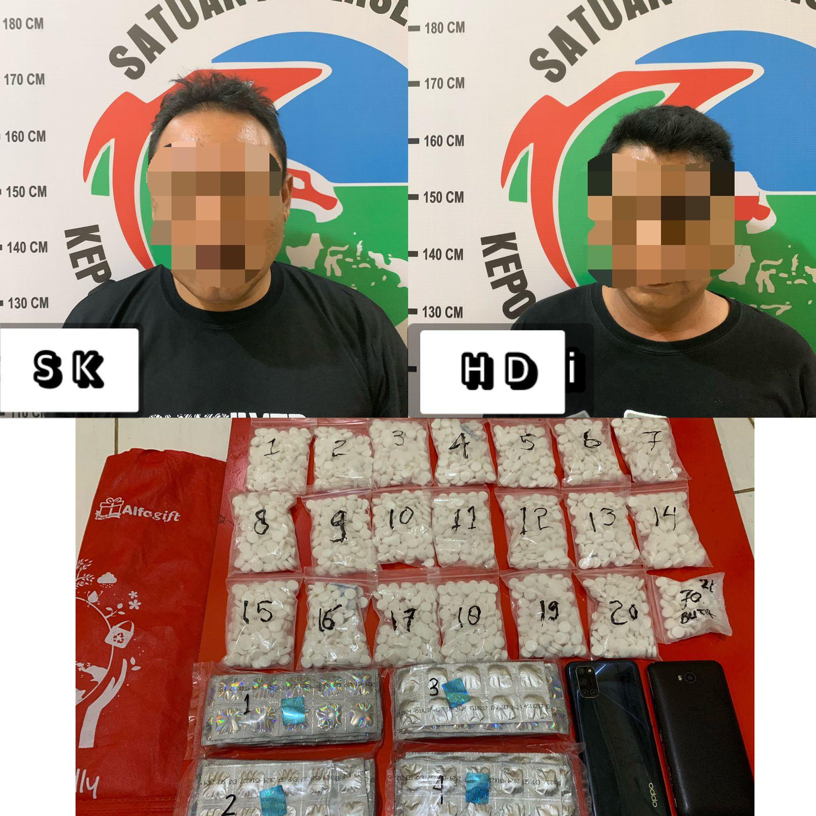 Kedua tersangka SK dan HD beserta Barang Bukti diamankan Satres Narkoba sumber foto :Humas Polres Tanah Bumbu (Foto Arif For LK)