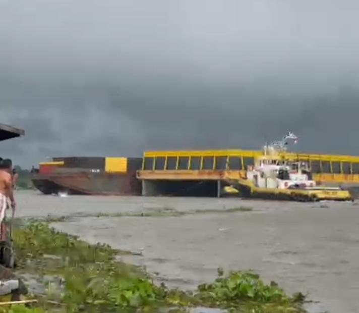 Penampakan Dua Buah Tongkang Lepas dari Tambatan dan menabrak puluhan rumah serta kelotok Warga Desa Keladan di Tapin Kalsel (foto Hidayat For LK)