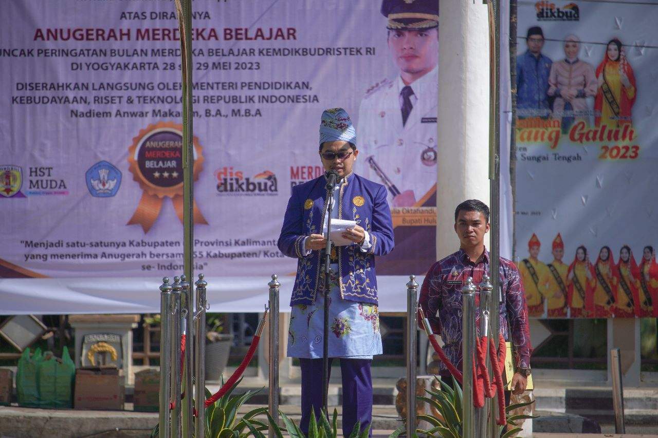 Bupati HST H Aulia Oktafiandi saat memimpin langsung upacara peringatan Hardiknas 2023. Foto: Diskominfo HST