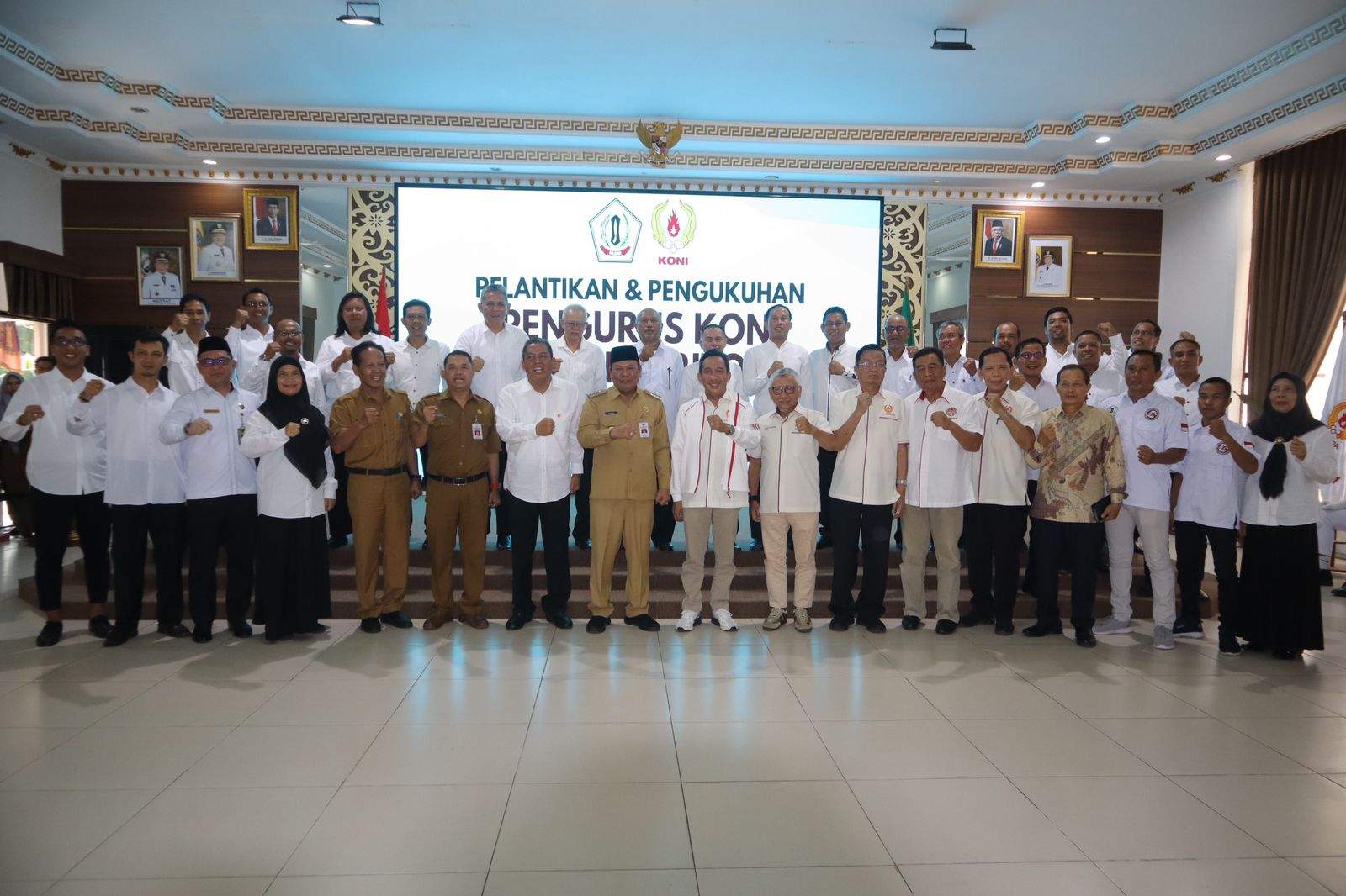 Sekretaris Umum Komite Olahraga Nasional Indonesia (KONI) Provinsi Kalimantan Selatan (Kalsel) Enly Hadiyanor mewakili Ketua KONI Kalsel, melantik dan mengukuhkan kepengurusan Koni Barito Kuala (Batola) masa bakti 2022-2026 di Aula Selidah, Selasa (30/5/2023).