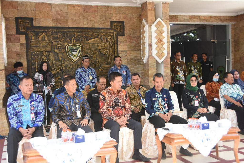 Bupati Baritp Utara H Nadalsyah saat upacara pelepasan kontingen Kabupaten Barito Utara untuk mengikuti kegiatan Pekan Daerah Kontak Tani Nelayan Andalan (PEDA KTNA) XIII Propinsi Kalimantan Tengah Tahun 2023 yang akan digelar di Kabupaten Sukamara. Foto: Rian for LK