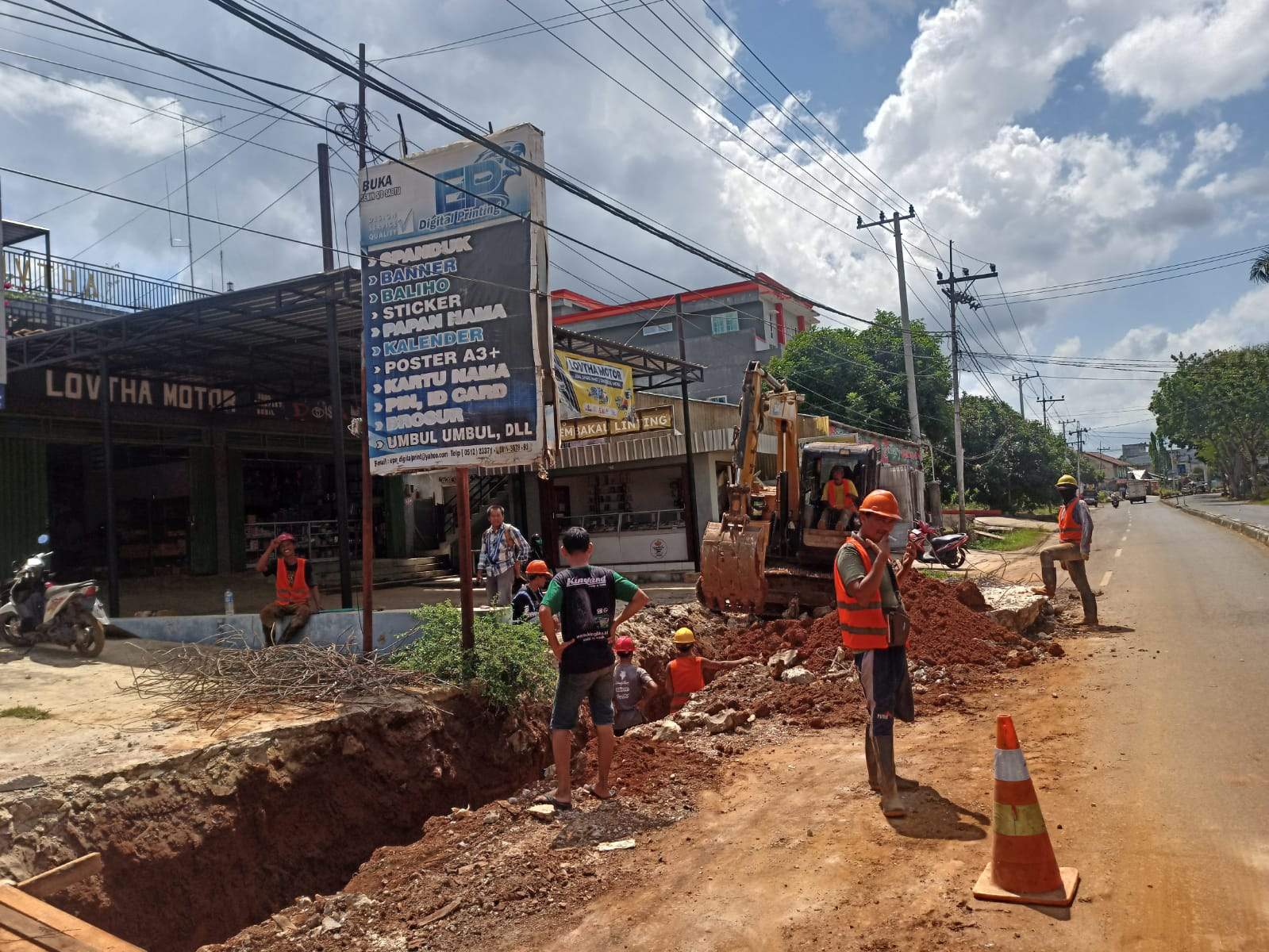Kegiatan pembangunan ruas jalan Hadji Boejasin Pelaihari sudah di mulai, pekerja sedang melakukan pembangunan saluran air. Foto: Asep for LK