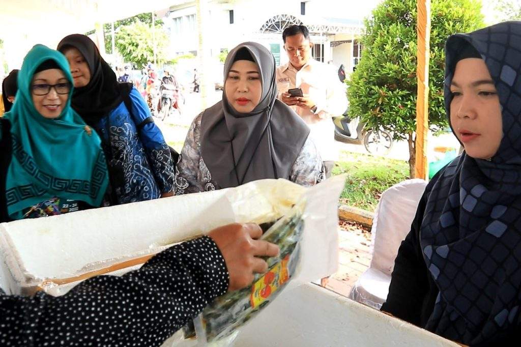 Hj. Raudatul Jannah, istri Gubernur Kalsel Sahbirin Noor, saat meninjau operasi pasar murah bertempat di halaman kantor gubernur banjarmasin. Foto: ist