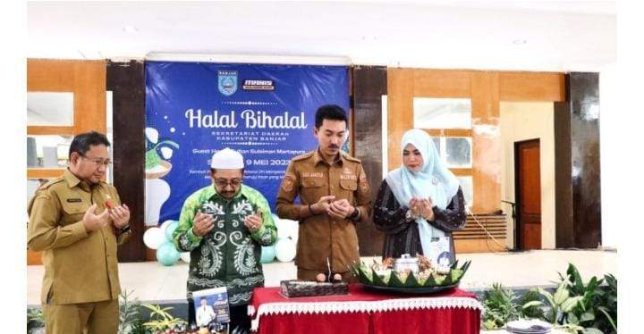 Bupati Banjar H Saidi Mansyur saat syukuran/selamatan Guest House Sultan Sulaiman dan halal bihalal Sekretariat Daerah, Selasa (9/5/2023) siang. Foto-Kominfo Banjar