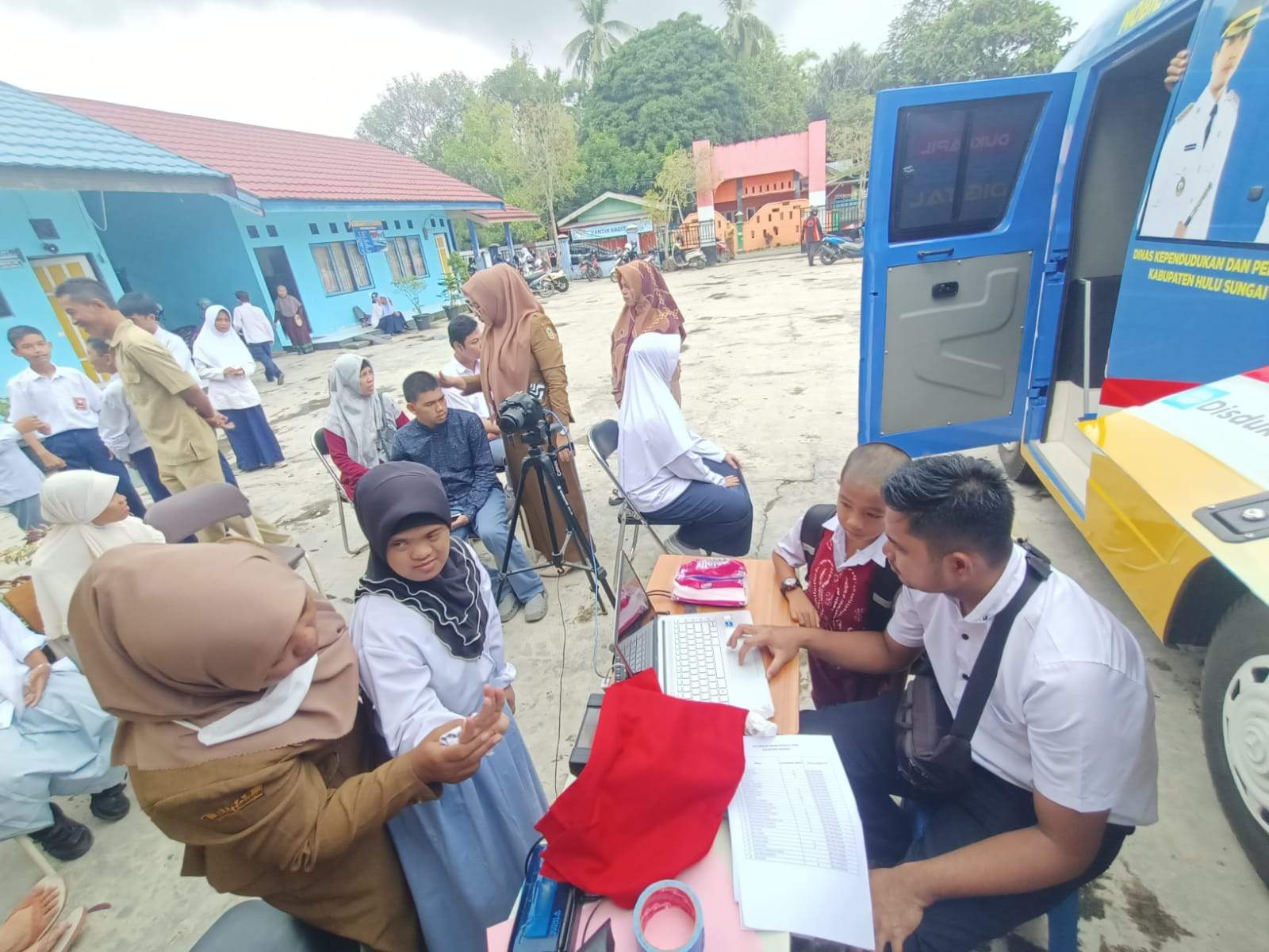 Dukcapil HST saat tengah melakukan proses perekaman KTP Elektronik kepada para pelajar SLB-N Barabai. Foto: Diskominfo HST