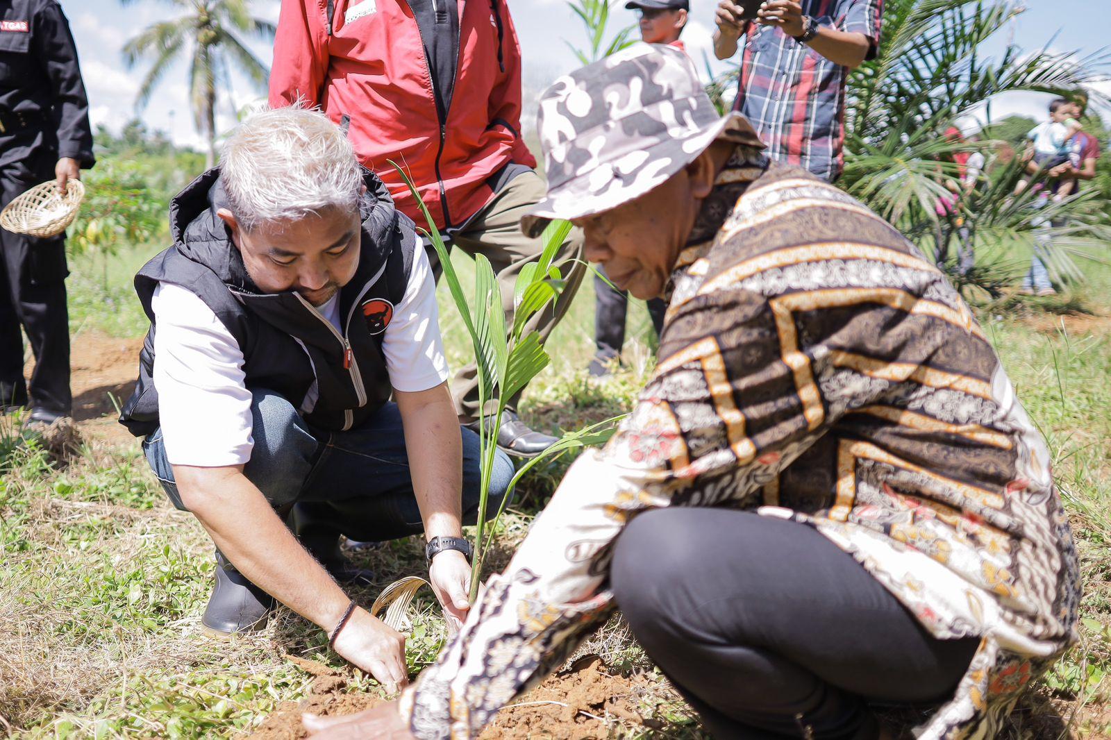 Bang Dhin Bersama warga menanam Bibit Pohon. Foto:Humas for lentera
