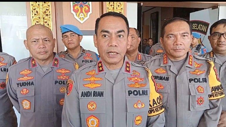 Kapolda Kalsel Kalsel Irjen Pol Andi Rian R Djajadi (Tengah) Pada Satu Kesemp;atan di Polda Kalsel (Foto Humas Polda For LK-5W1H)