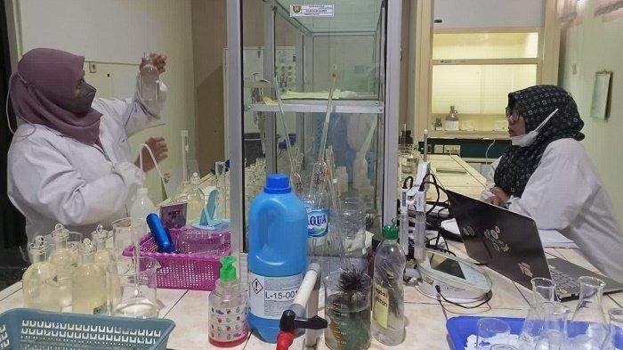 Petugas UPTD Laboratorium Lingkungan Tabalong saat melakukan pengujian sampel untuk menentukan kualitas air, Jumat (14/4/2023). Foto: rn