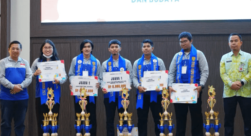 Walikota Banjarmasin, H Ibnu Sina dan Sekda Kota Banjarmasin, Ikhsan Budiman saat melakukan foto bersama pemenang pemuda pelopor tahun 2023 di Aula Kayuh Baimbai, Kamis (11/5/2023). Foto: hmskmnfotik-san for LK