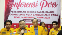 Ketua Dewan Pimpinan Daerah (DPD) Partai Golkar Banjarmasin, Yuni Abdi Nur Sulaiman saat melakukan konferensi pers.