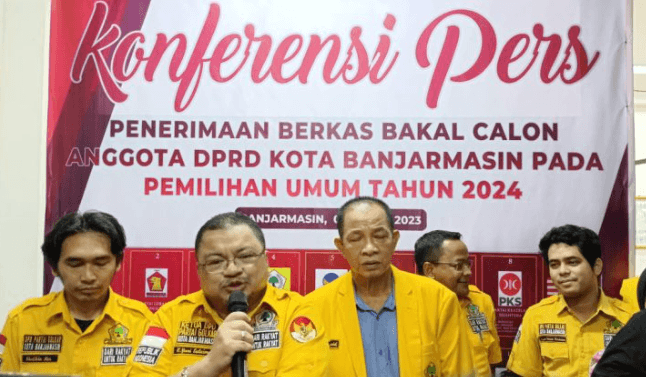 Ketua Dewan Pimpinan Daerah (DPD) Partai Golkar Banjarmasin, Yuni Abdi Nur Sulaiman saat melakukan konferensi pers.