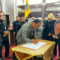 Ketua DPRD Kotabaru, Syairi Mukhlis saat menandatangani kesepakatan antara DPRD dan Pemkab Kotabaru.