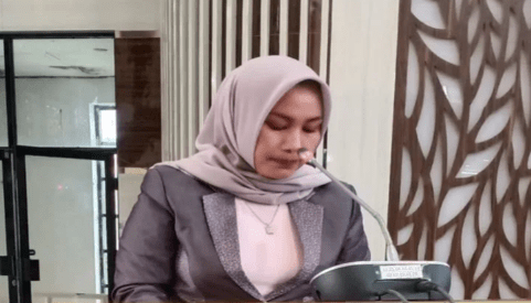 Anggota pansus I DPRD Kotabaru, Suwanti saat membacakan laporan hasil ahir terhadap raperda menumbuhkembangkan kehidupan beragama.