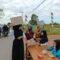 Salah satu warga membagikan makanan dan bensin grtis. Foto: Warga for lentera ( 5W1H)