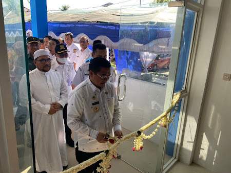 Walikota Banjarmasin, H Ibnu Sina saat melakukan pemotongan pita tanda diresmikannya puskesmas mantuil, Rabu (3/5/2023). Foto: Diskominfotik Banjarmasin