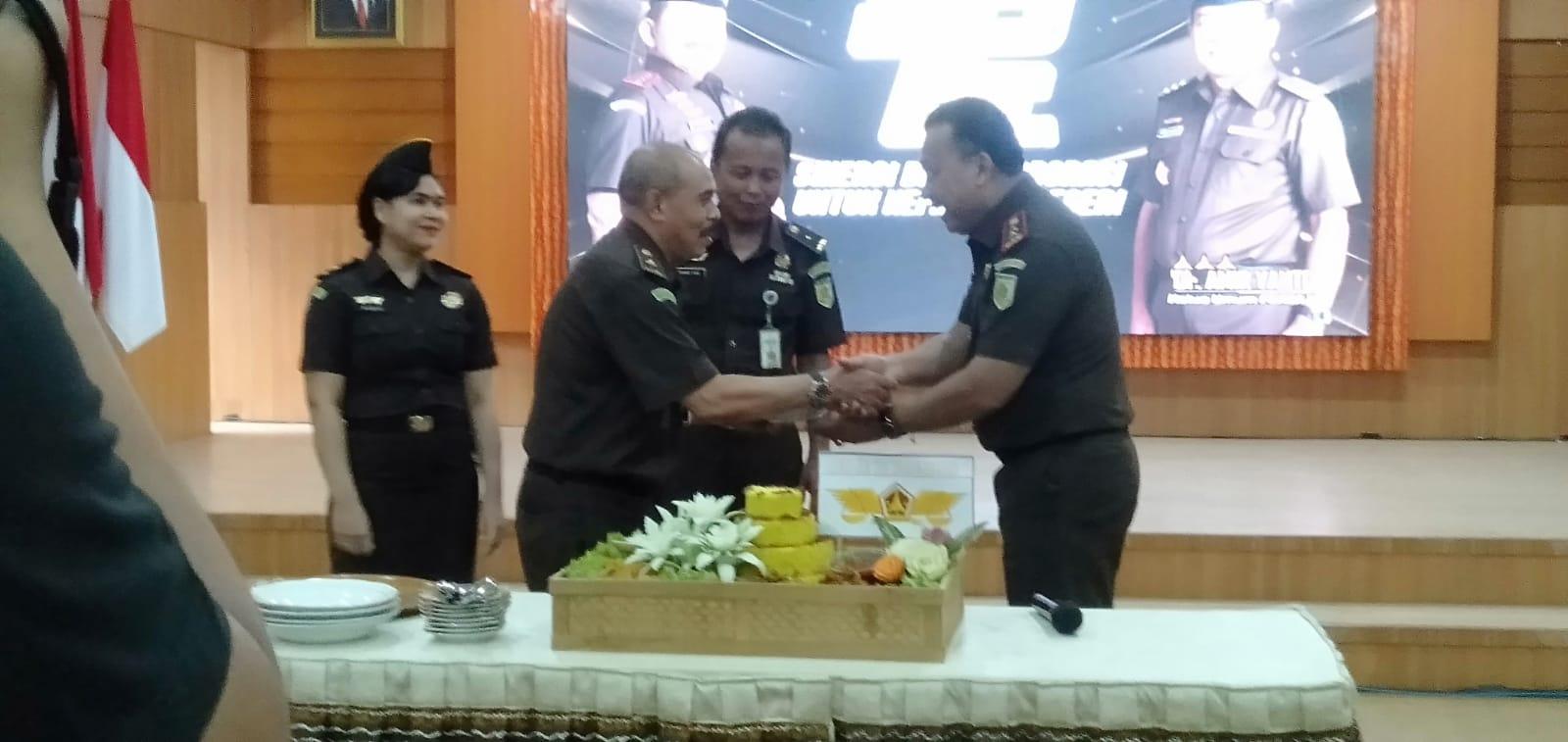 Kajati Kalsel Dr Mukri SH MH memberikan potongan nasi tumpeng kepada jaksa senior Said Muhammad SH MH dalam acara HUT Persaja. Foto: Fra for lentera