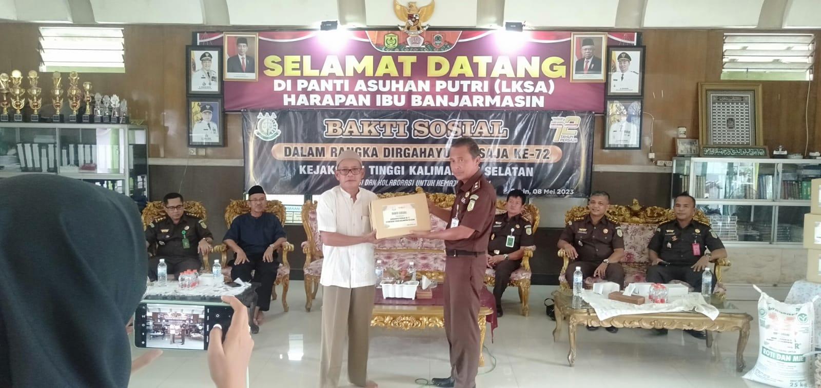 Wakil Kepala Kejaksaan Tinggi (Wakajati) Kalsel Akhmad Yani SH MH saat menyerahkan bingkisan sembako kepada Sukardi Ketua Panti Asuhan Harapan Ibu. Foto: Fra for lentera