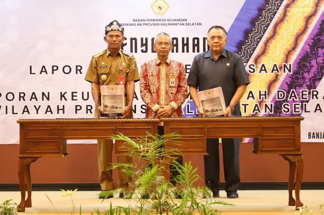 Bupati Tanah Laut HM Sukamta, menerima penghargaan Opini Wajar Tanpa Pengecualian (WTP) di Aula BPK-RI Perwakilan Kalimantan Selatan di Banjarbaru, Selasa (9/5/2023). Foto: Dok Prokopim for lenterakalimantan.com