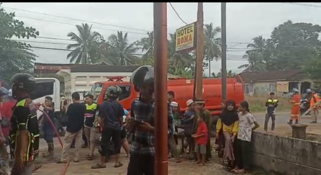 Hotel Roma di Desa Panggung, Kecamatan Pelaihari, Tanah Laut dipadati warga dan Damkar Foto: Asep/lenterakalimantan
