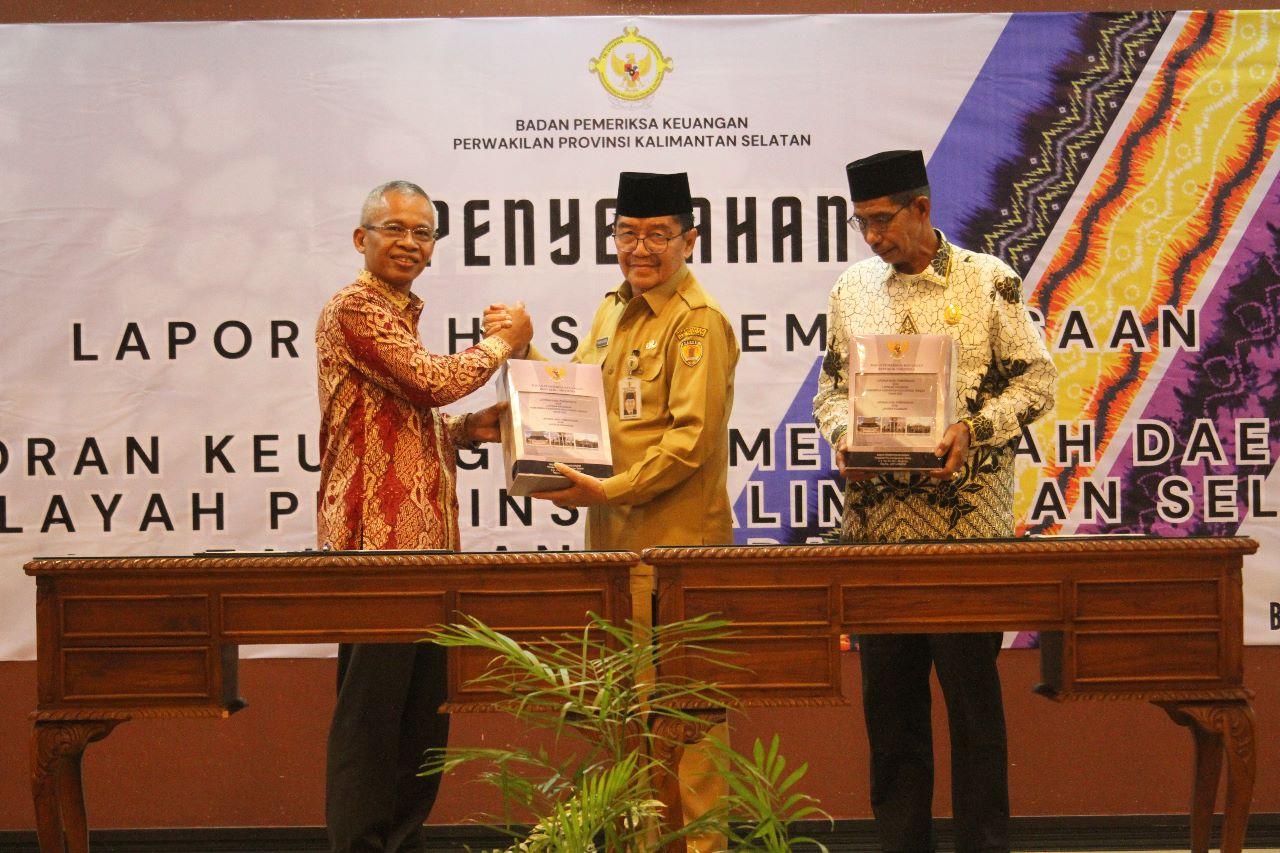 Wakil Bupati HST, H Mansyah Saberi saat menerima LHP LKPD dengan predikat WTP dari BPKP Kalsel. Foto-Diskominfo HST