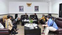 Sekretaris Daerah Provinsi Kalimantan Selatan, Roy Rizali Anwar menerima kunjungan dari Kementerian Pemuda dan Olahraga (Kemenpora) RI di ruang kerja Sekda Provinsi Kalsel, Banjarbaru pada Kamis (11/5). Foto : Rezky A. Maulidja