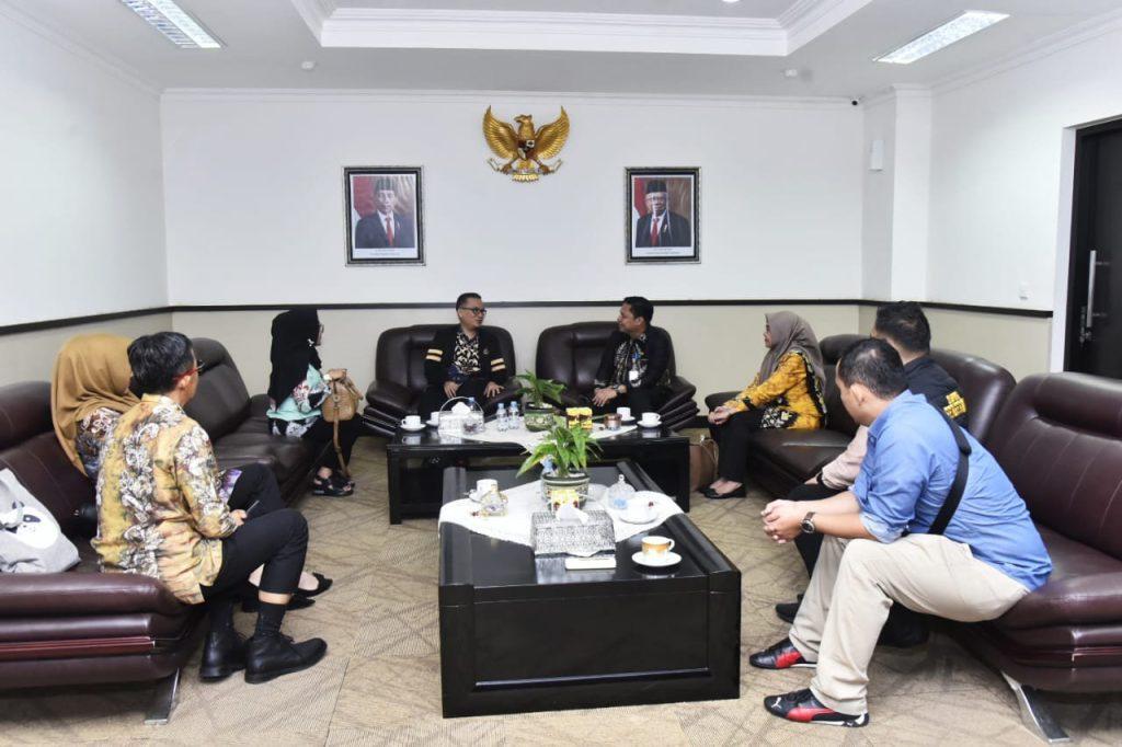 Sekretaris Daerah Provinsi Kalimantan Selatan, Roy Rizali Anwar menerima kunjungan dari Kementerian Pemuda dan Olahraga (Kemenpora) RI di ruang kerja Sekda Provinsi Kalsel, Banjarbaru pada Kamis (11/5). Foto : Rezky A. Maulidja