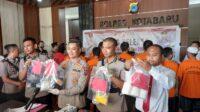Kapolres Kotabaru AKBP Dr Tri Suhartanto didampingi Waka Polres, Kabag Ops dan Kasatnarkoba saat memperlihatkan barang bukti sabu dan obat-obatan terlarang yang berhasil mereka sita Foto: Putri for lentera