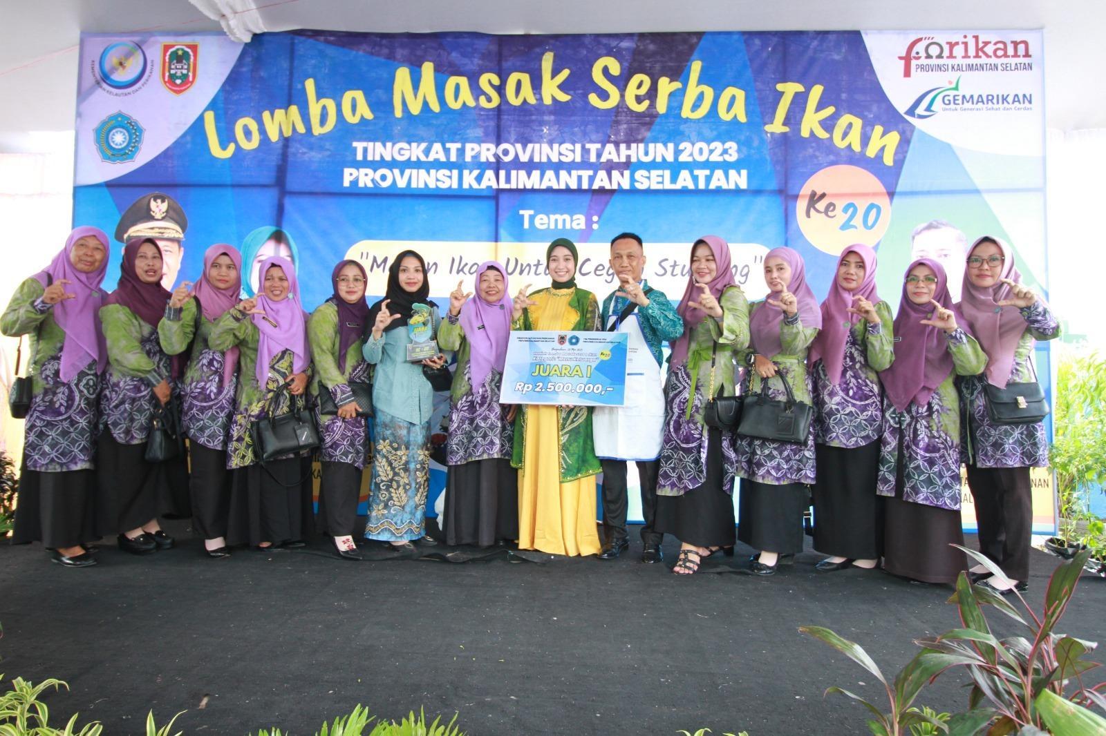 Ketua TP PKK Kab HST Cheri Bayuni Budjang Aulia Oktafiandi saat meraih Juara 1 Lomba Masak Serba Ikan melalui Menu Talas Naga Haruan Meratus. Foto: Diskominfo HST