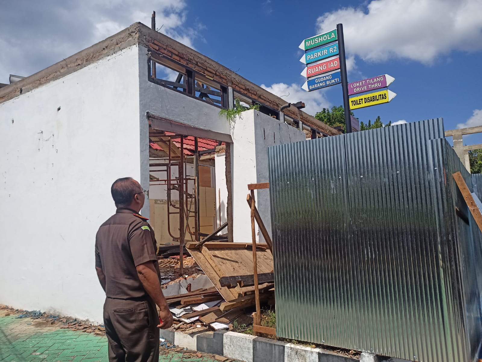 Kajari Tala Teguh Imanto saat sedang melakukan pengawasan pembangunan Kantor Kejaksaan Negeri Tanah Laut yang direncanakan akan menjadi dua lantai. Foto: Asep/ lenterakalimantan.com