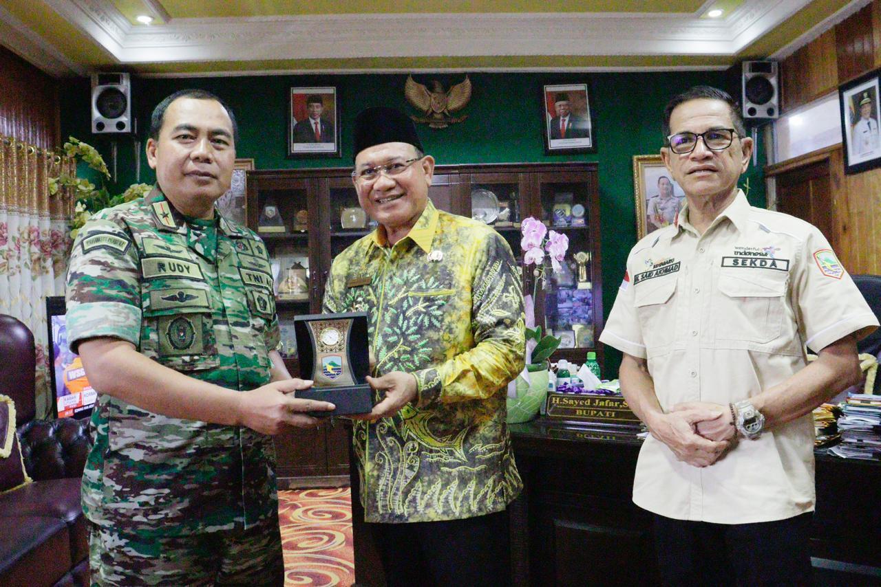 Bupati Kotabaru H Sayed Jafar saat tukar cendramata dengam Danrem Antasari Brigjen TNI Rudi Puruwinto