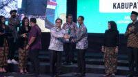 Bupati HST H Aulia Okatafiandi saat menerima penghargaan Anugerah Merdeka Belajar dari Kemdikbudristek RI. Foto: Diskominfo HST
