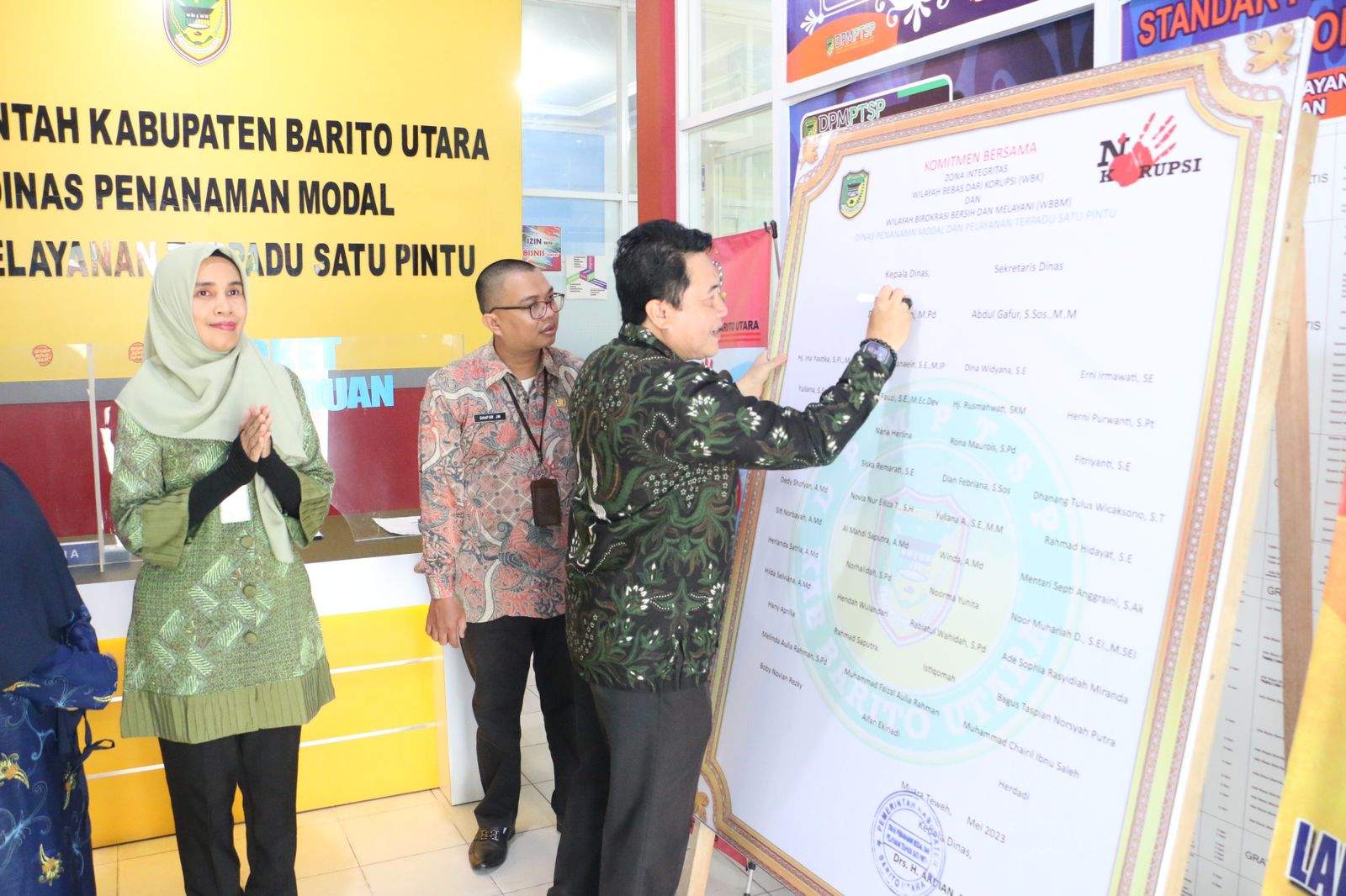 Kepala Dinas PMPTSP Drs.H.Ardian, M.Pd yang membubuhkan tanda tangan pada banner. Foto: Rian for LK