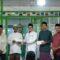 Bupati HST, H Aulia Oktafiandi saat membagikan takjil kepada warga serta menyerahkan bantuan kepada kaum masjid dan musala. (Foto Istimewa for LK)