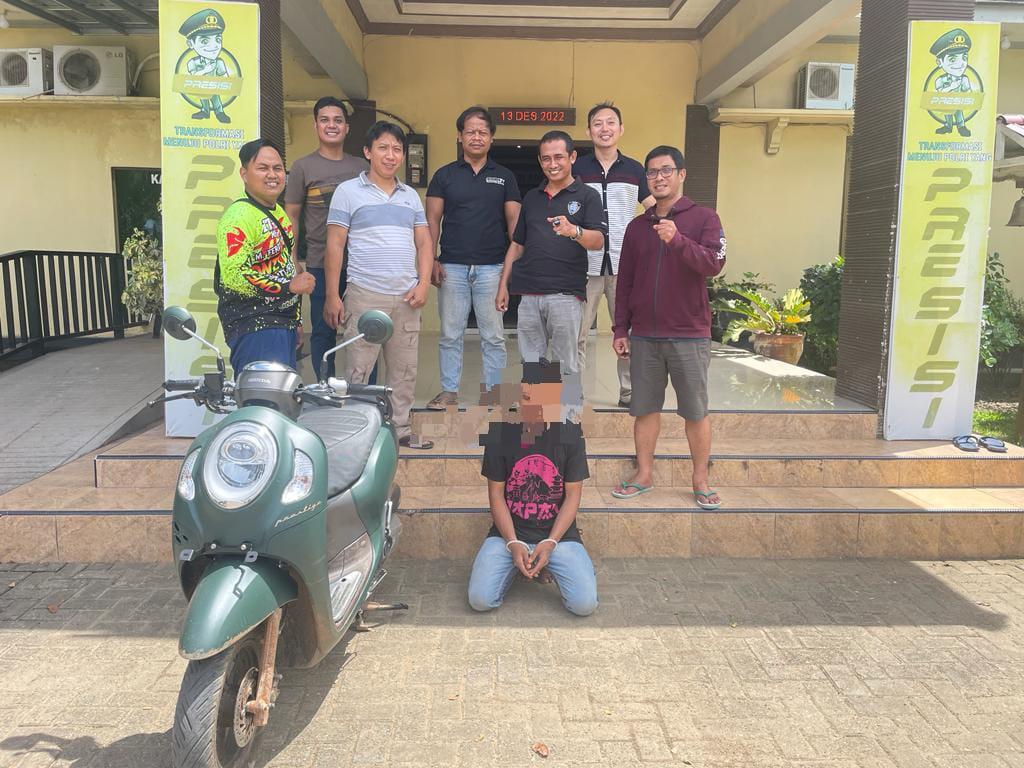 Pelaku saat di amankan Unit reskrem Polsek satui beserta barang bukti motor Curian (Sumber foto : Humas Polres For LK-5W1H)