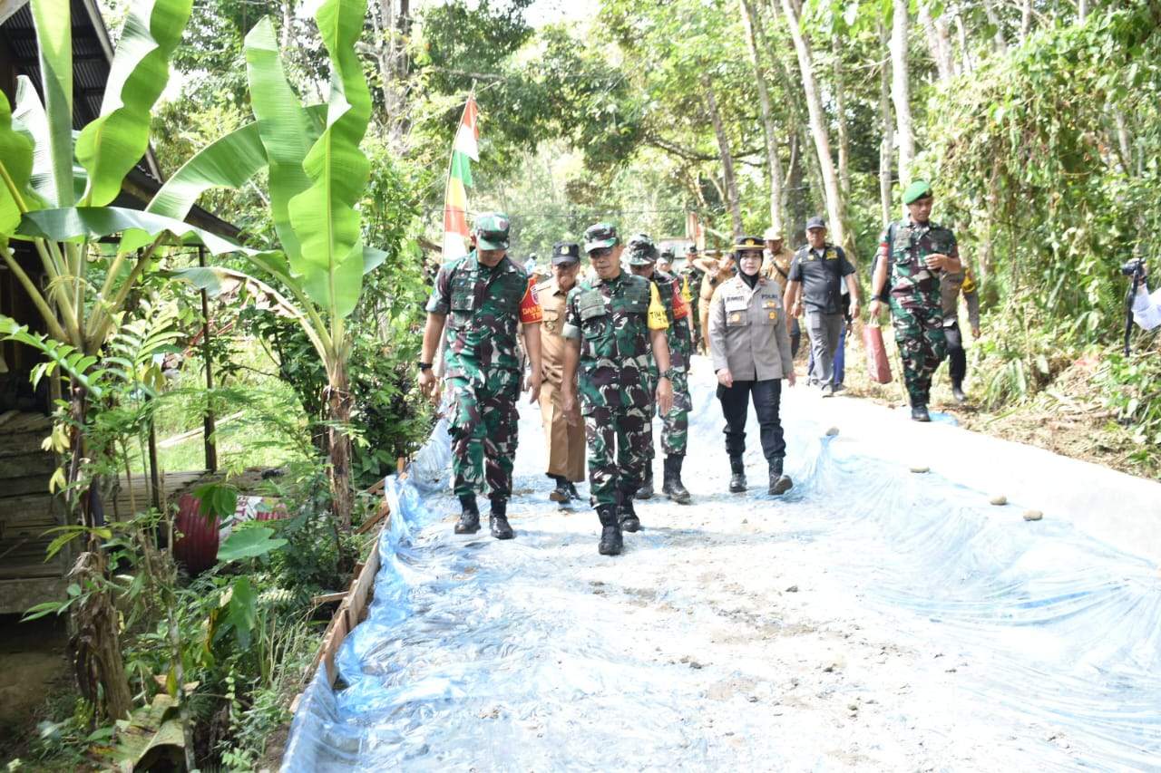 Tim Wasev PJO Sterad yang dipimpin Waaster Kasad Bidang Wanwil Dan Kermater Brigjen TNI Hariyanto saat kunjungi lokasi TMMD ke 116 di Desa Hapulang. Foto: Pendim Kodim 1002/HST