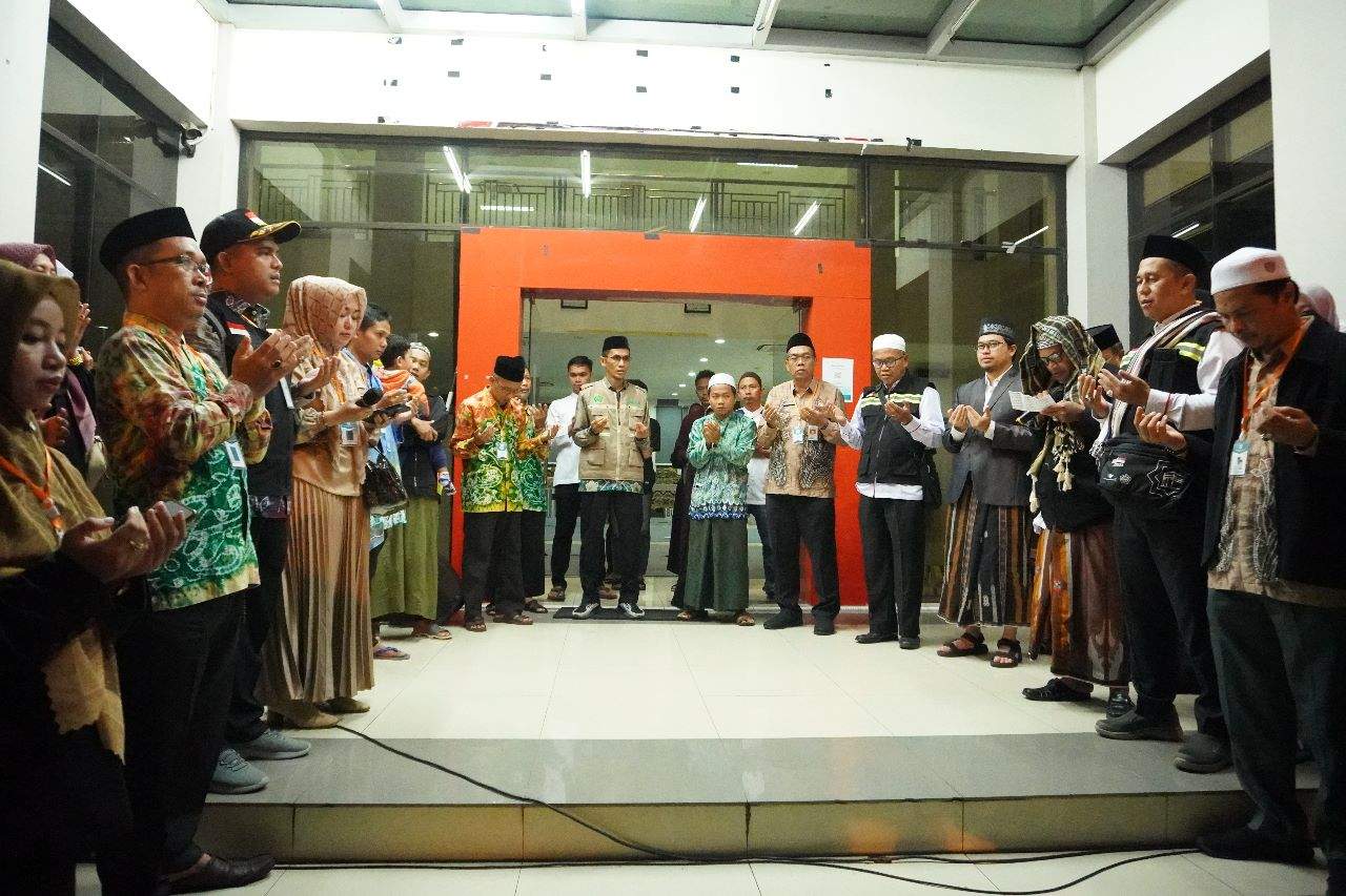 Bupati HST H Aulia Oktafiandi saat melepas keberangkatan 90 calon jamaah haji Kloter 14 dari Hulu Sungai Tengah. Foto: Diskominfo HST